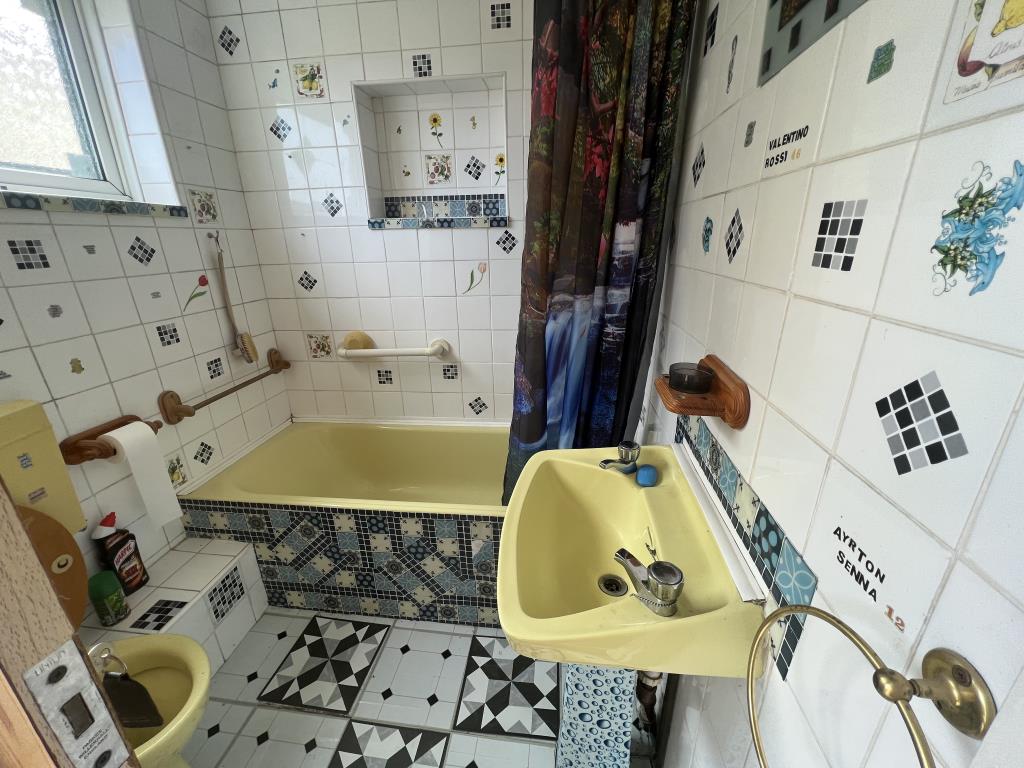 Lot: 116 - FLAT FOR REPAIR AND REFURBISHMENT - General view of Bathroom of property